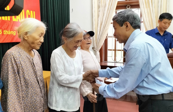 Hội Đồng hương Hải Dương tại Lào Cai tặng quà gia đình chính sách và ủng hộ Quỹ “Đền ơn đáp nghĩa” các cấp